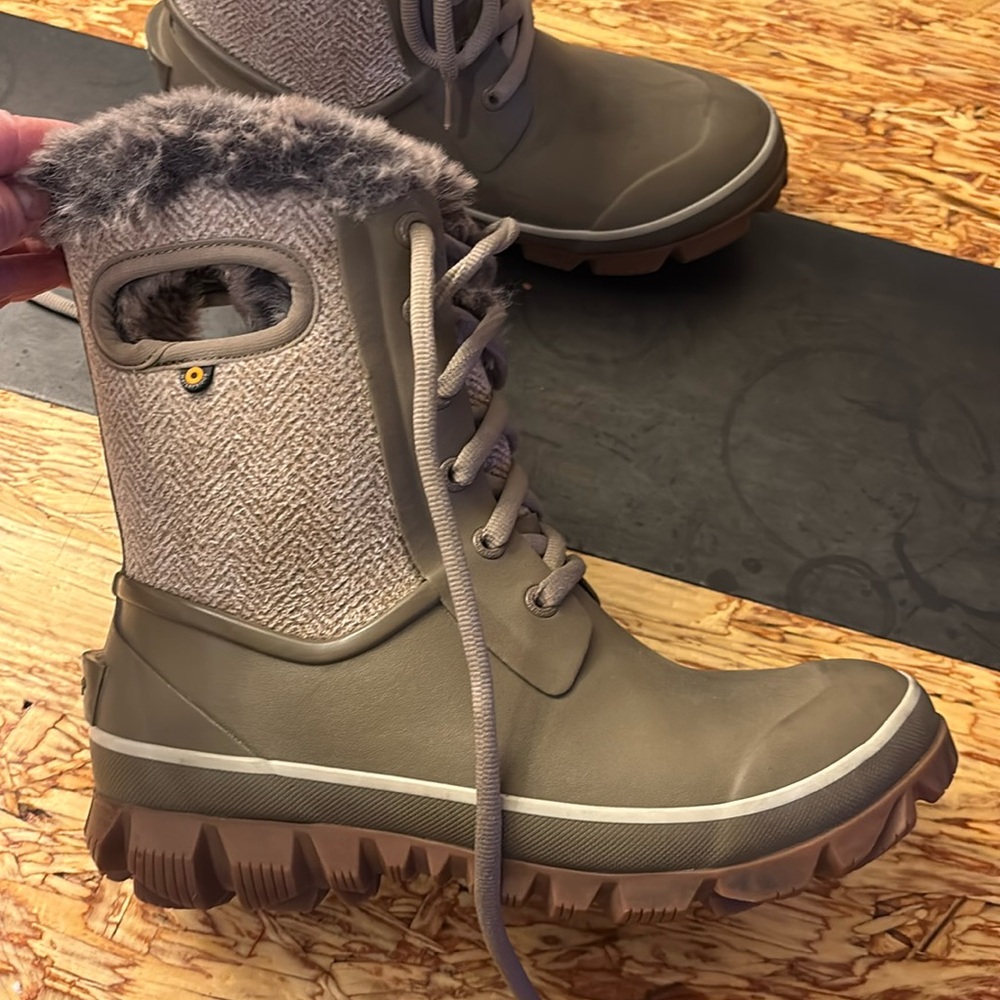 Women’s snow boots